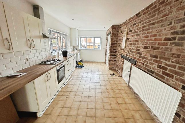 174, Ravens Lane, Stoke-On-Trent photo 3