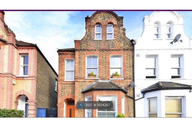 Flat to rent in Buckingham Road, London