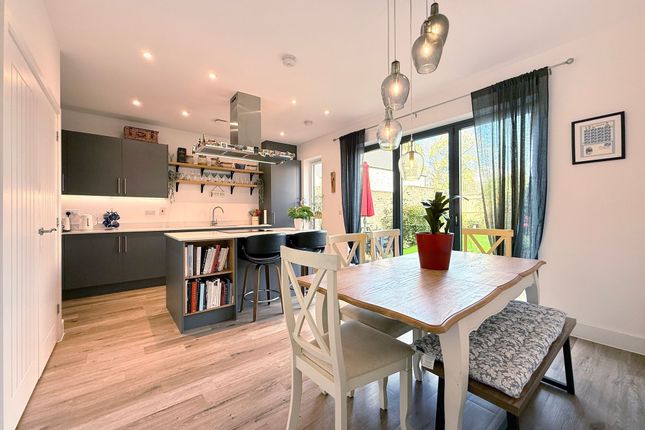 26 Juno Gardens, Swindon photo 3