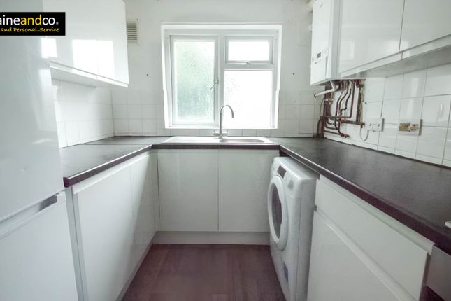 16, Spring Glen, Hatfield photo 2