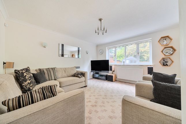 2, Danebury Gardens, Eastleigh photo 2