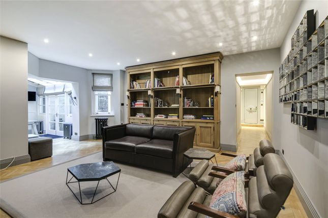Flat to rent in North Audley Street, Mayfair, London