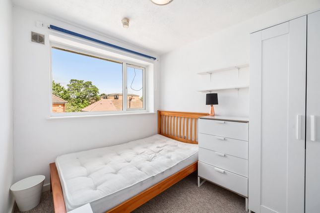 Room 4, 9, The Retreat, Surbiton photo 3