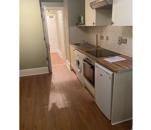 Flat to rent in Bedford Hill, London