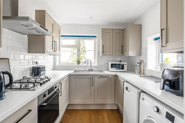 35, Master Close, Oxted photo 3