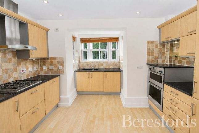 27, Sawyers Grove, Brentwood photo 2