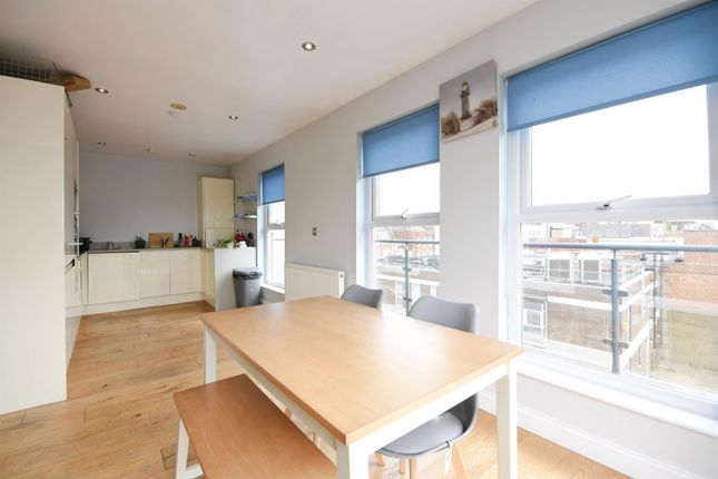 2-bed flat on Flat 8, Crown House, 1-3, Crown Street, Brentwood, £280,000