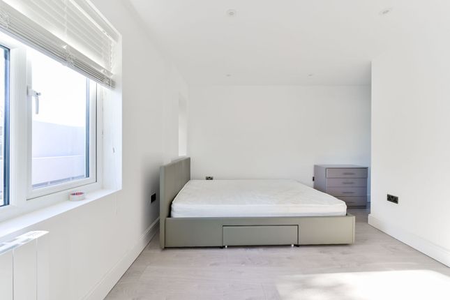 Studio flat on Noel Road, W3, Acton, £2,600/mo
