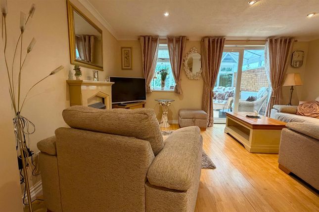 241, Meadow Road, Droitwich photo 2