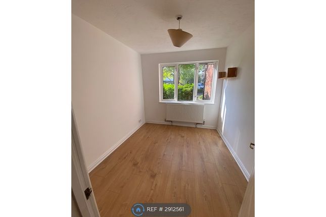 Parry Drive, Parry Drive, Weybridge photo 4