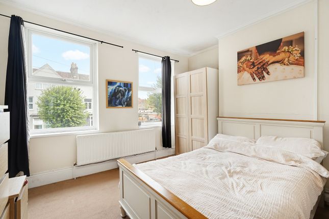 Flat 2, 3, Stanford Road, London photo 4
