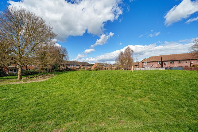 Thumbnail Flat for sale in Linacre Close, Didcot, Oxfordshire