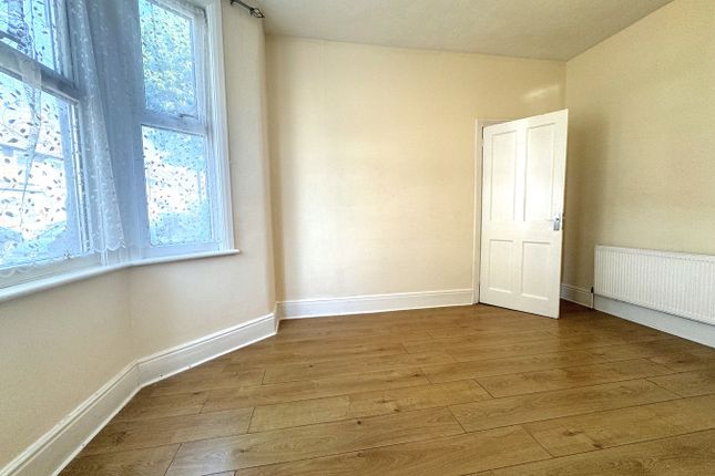 2, Latimer Avenue, London photo 4