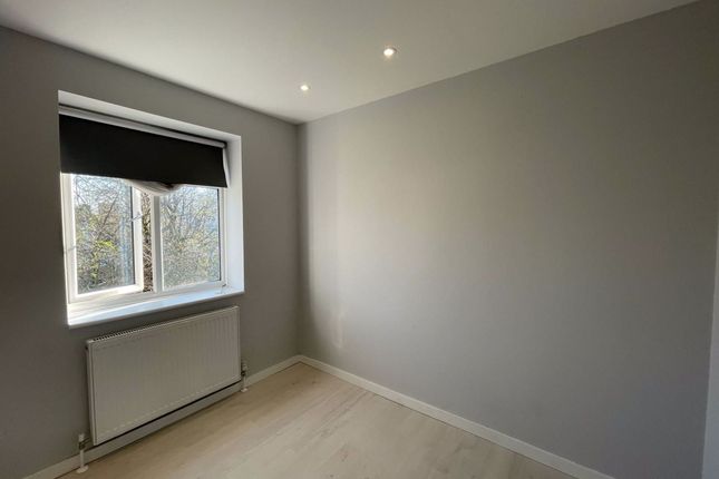 Flat 25, Southbourne Court The Hyde, London photo 5