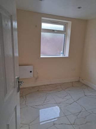 142 Cranborne Waye, Hayes photo 4