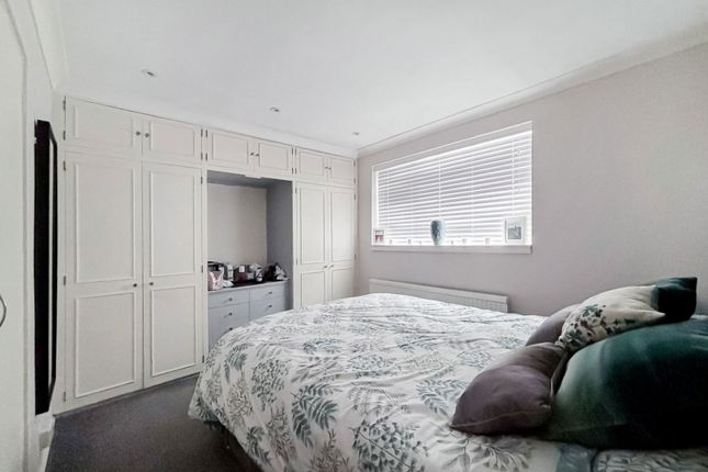 27, Hatch Gardens, Tadworth photo 4