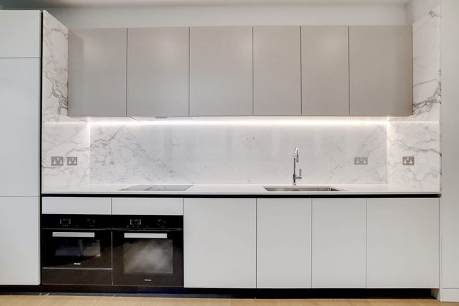 Apartment 902, The Tower, 64, Buckingham Gate, London photo 3