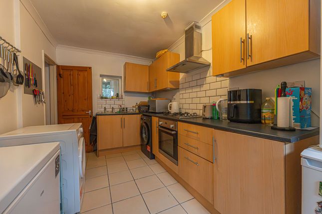 16 Commercial Street, Bridgend photo 3