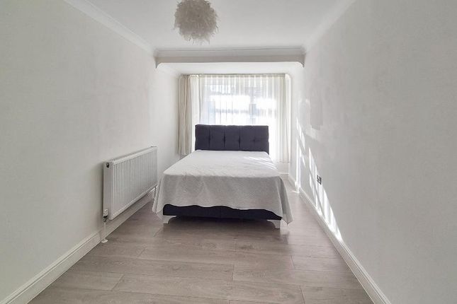 124, Huxley Road, London photo 5