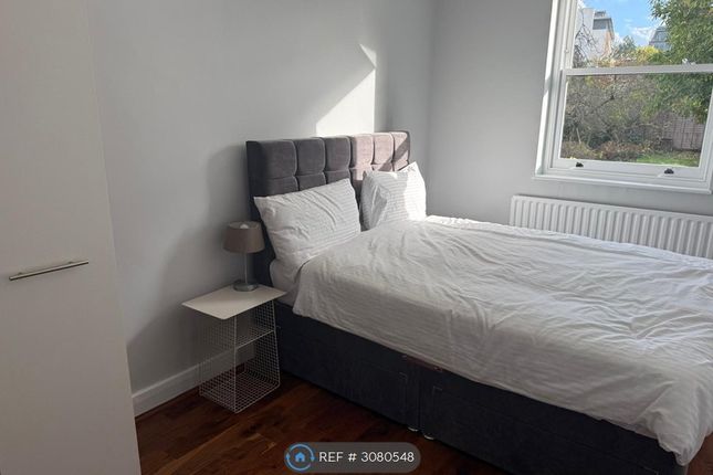 Flat, London photo 2