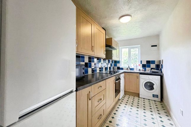 8, Lymington Court, Watford photo 3