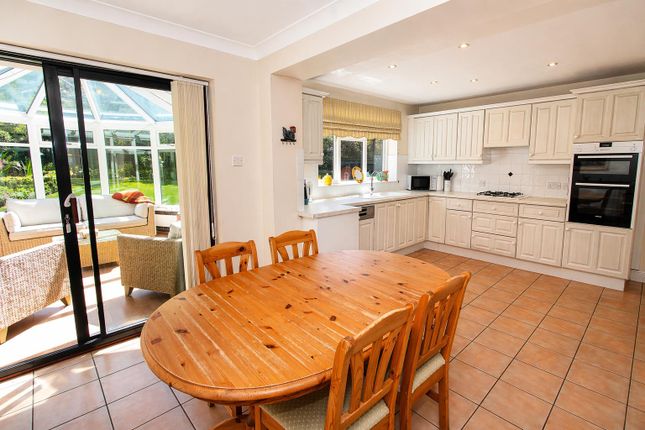 16, Wellfield Gardens, Carshalton photo 4