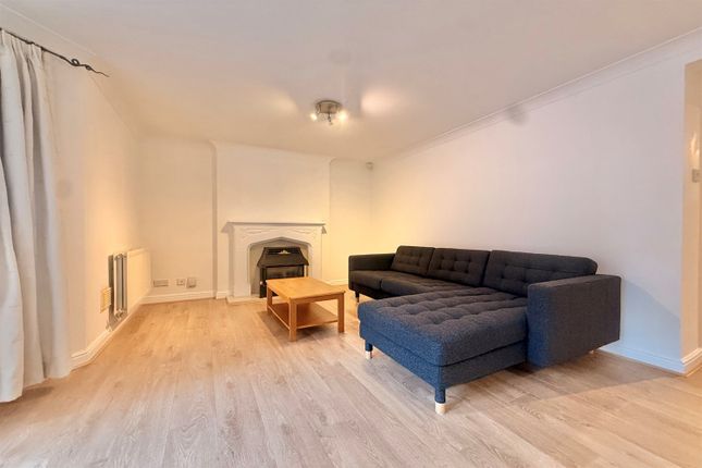 7, Holly Royde Close, Didsbury photo 2