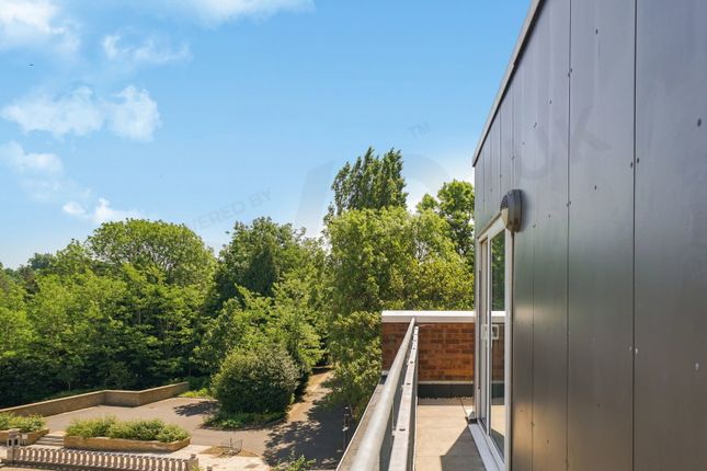 Flat 19, Holdsworth Lodge, 66 Lankaster Gardens, London photo 4