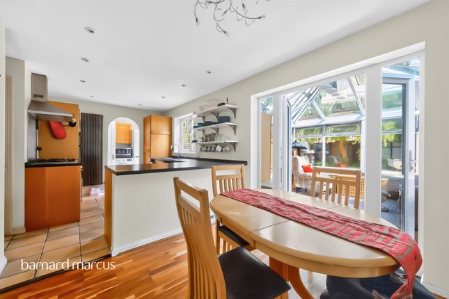 17, Woodall Close, Chessington photo 3