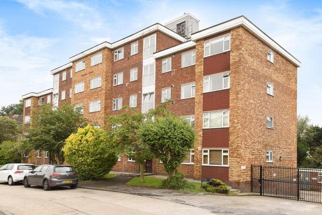 Flat for sale in Durham Avenue, Woodford Green