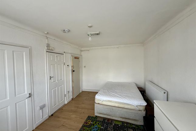 5C, Rugby Close, Harrow photo 3