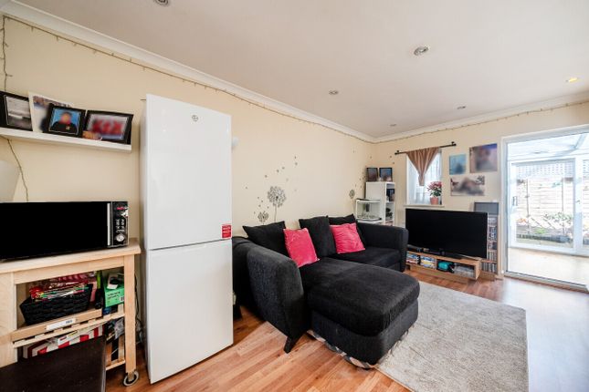 5B, Grove Road, Mitcham photo 2
