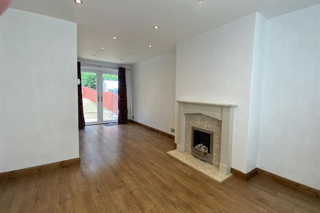52, Fieldhead Crescent, Batley photo 3