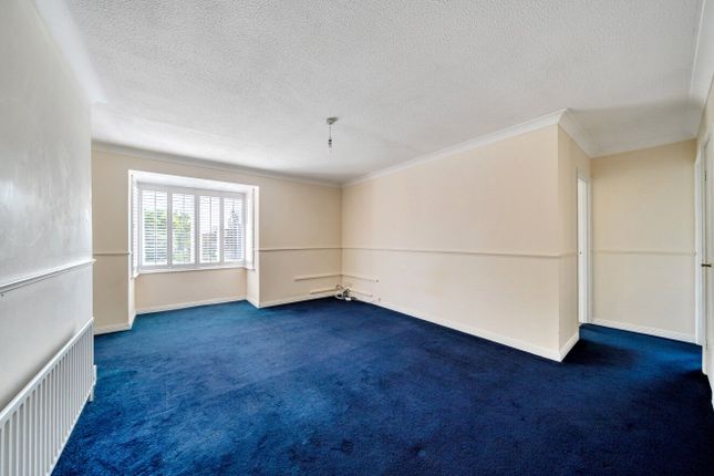 Flat 2, 6, Worplesdon Road, Surrey photo 2