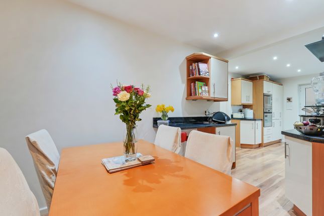 4, Beeston Close, Dronfield photo 4
