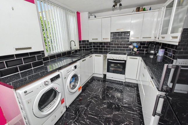 9, Bawn Gardens, West Yorkshire photo 3