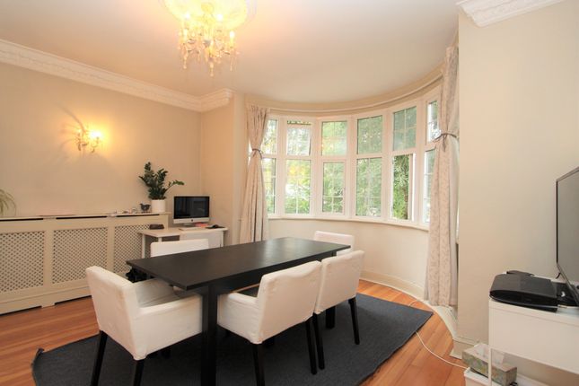 Flat to rent in North Common Road, Ealing, London, UK
