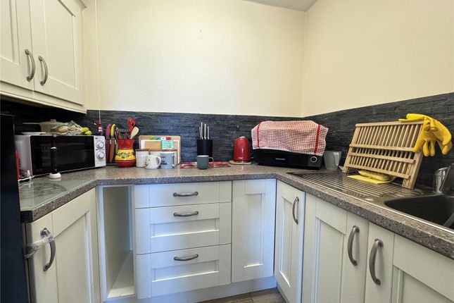 21, Homemill House, New Milton photo 3