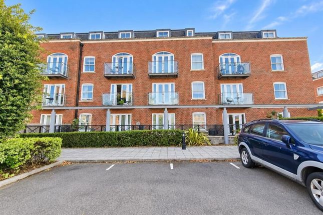 Studio flat on 32 The Salthouse Apartments, Salt Meat Lane, Gosport, £80,000