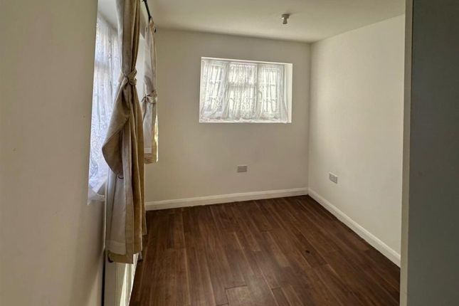 83, Merlin Crescent, London photo 4