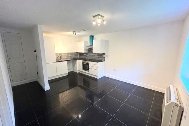 Thumbnail Flat to rent in Warren Avenue, Southampton, Hampshire