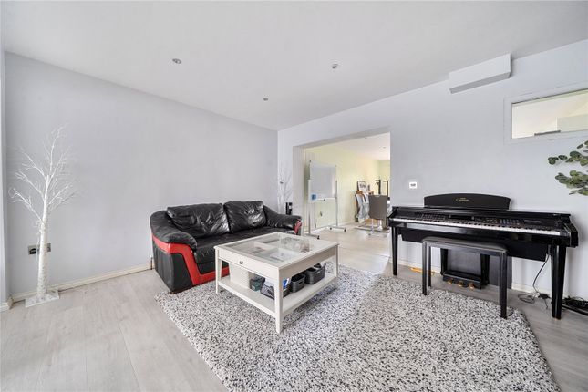 9, Woodhouse Close, Greenford photo 4