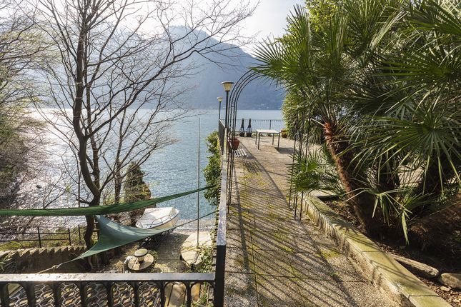 Apartment for sale in Lakeshore Apartment, Via Borgonuovo, Nesso, Lake Como