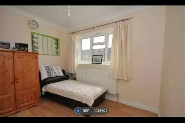 Silverdale Court, Leacroft, Staines-Upon-Thames photo 3