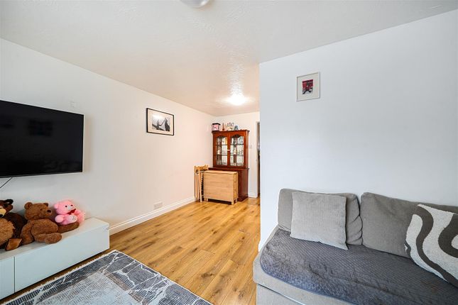 Conifer Way, Wembley photo 3
