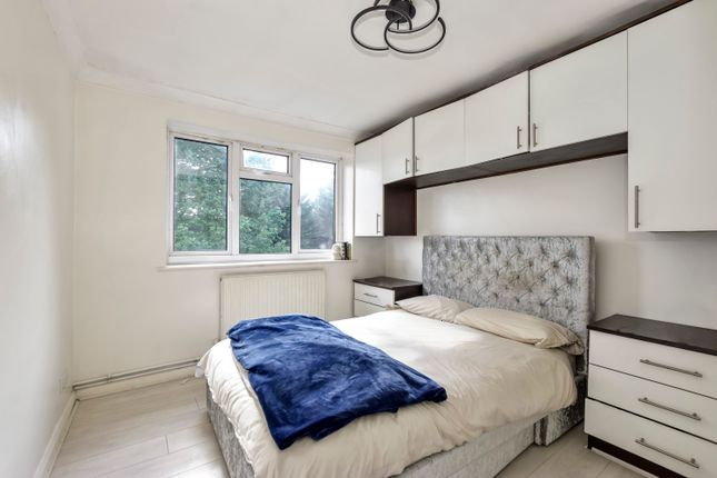 Flat 28 Ellwood Court, Ellwood Gardens, Watford photo 4