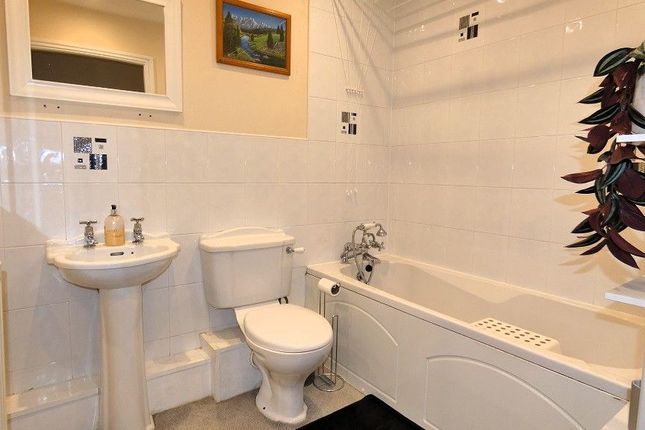 2 Chestnut Gardens, Leeds photo 4