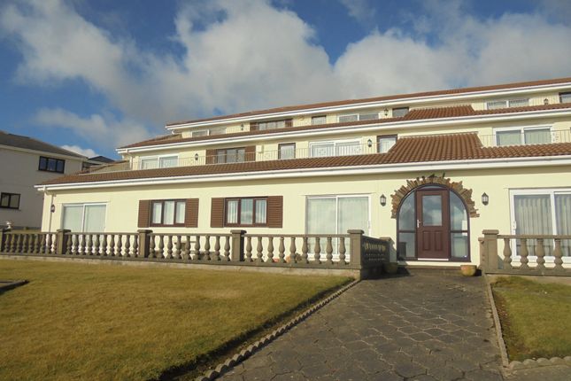 Flat to rent in King Edward Bay Apartments, Sea Cliff Road, Onchan, Isle Of Man