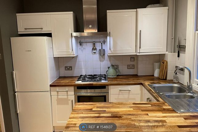 Flat to rent in Clive Road, London