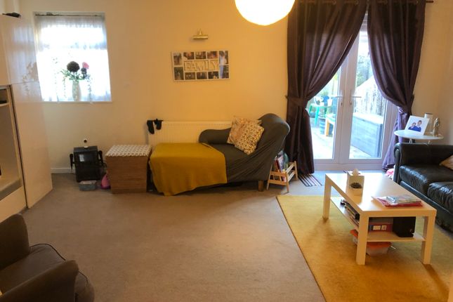 72, Basildon photo 3